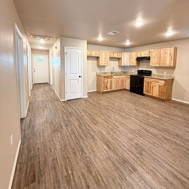 Building Photo - Move In Special 1/2 Off First Full Months ...