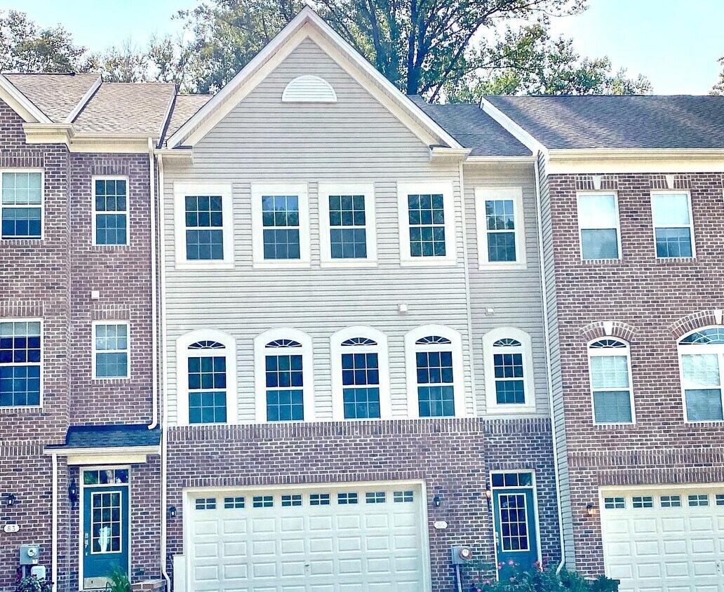 Primary Photo - 85 Westhampton Dr