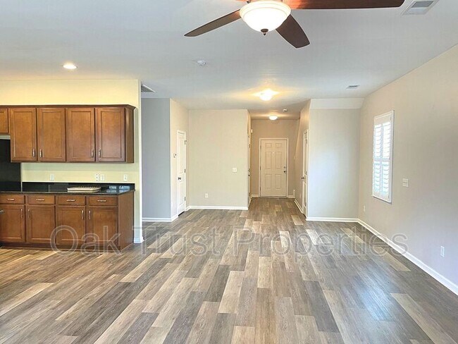 Foto del edificio - 4830 Hawkins Dr