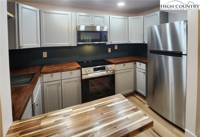 Building Photo - 1491 Sugar Mountain Dr