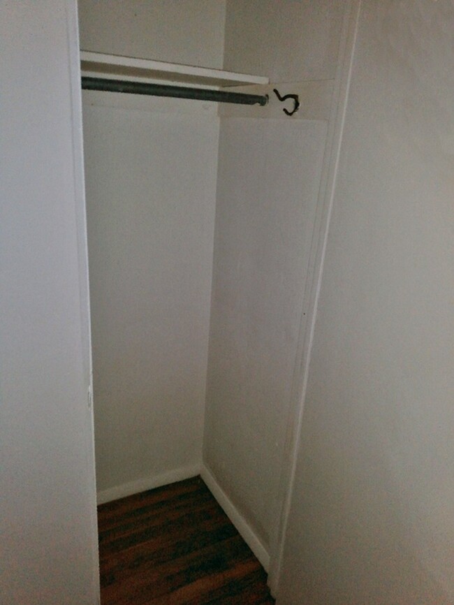 Bishop 3239 - 18 Closet2 - Bishop 3239