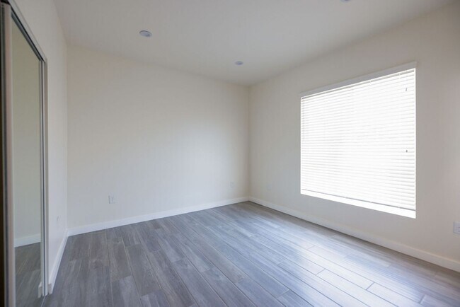 Foto del edificio - 1130 1/2 West 39th Street