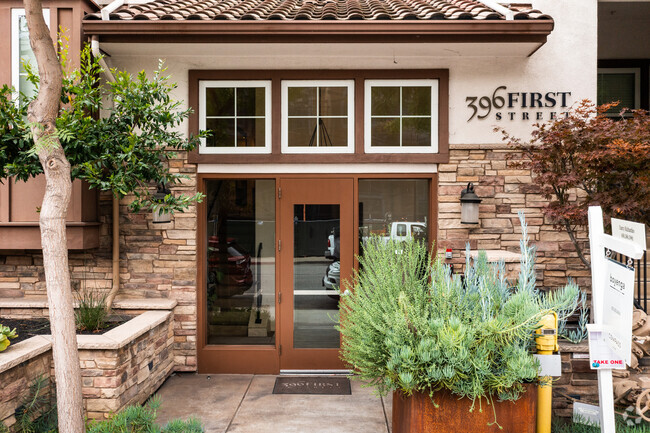 Entrada - 396 1st St