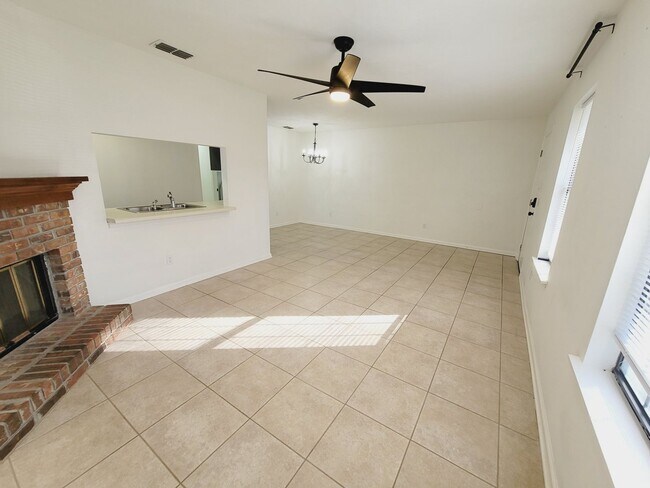 Foto del edificio - CLASSY NE 2/1.5 w/ Vaulted Ceilings, Privacy Fenced Yard, Washer/Dryer, & Walk in Closets! Availa...