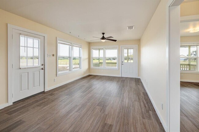 Building Photo - 117 Daisy Ln