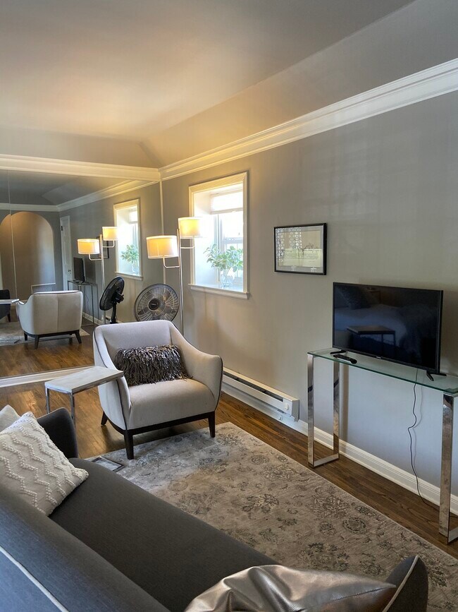 Foto del edificio - 599 California Avenue, Unit 2-Jesse