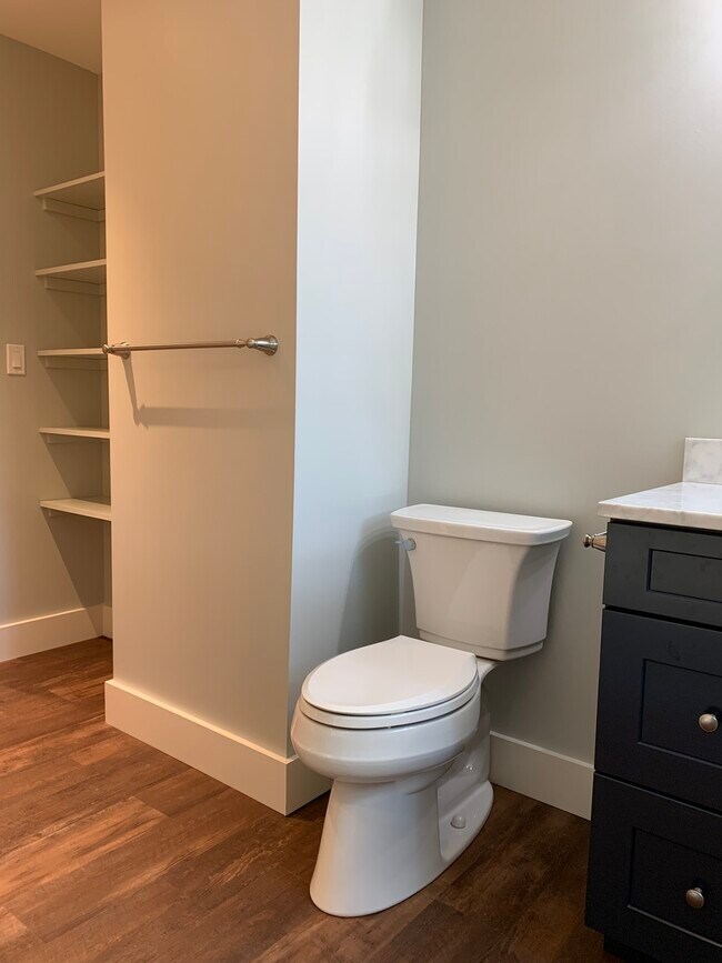 full bath toilet - 91 Bradley St