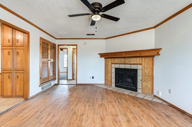 Building Photo - MOVE IN SPECIAL 1st Month Half off! Two-bedroom Apartment Just South of the Loop