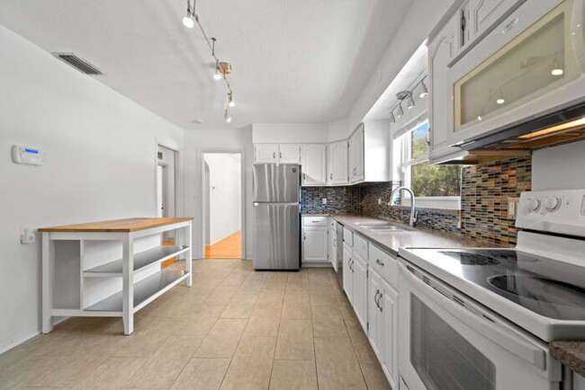 Foto del edificio - Beautiful Home For Rent in St Petersburg!