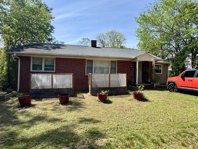 Charming Carrboro Classic | 3-Bedroom Home Steps from Downtown! - Charming Carrboro Classic | 3-Bedroom Home Steps from Downtown!