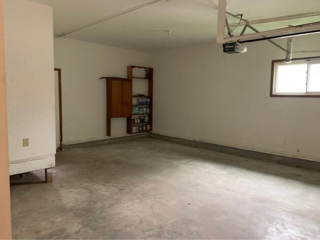 Building Photo - 105 S Carter St