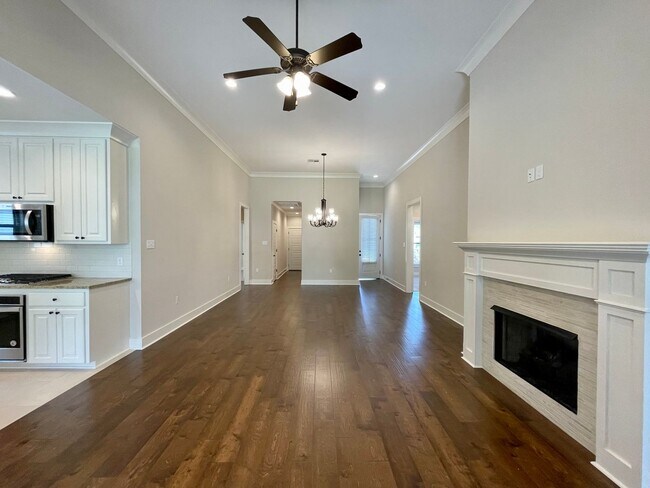 Building Photo - Beautiful 4 bed 3 bath home in Villas at Whiteoak