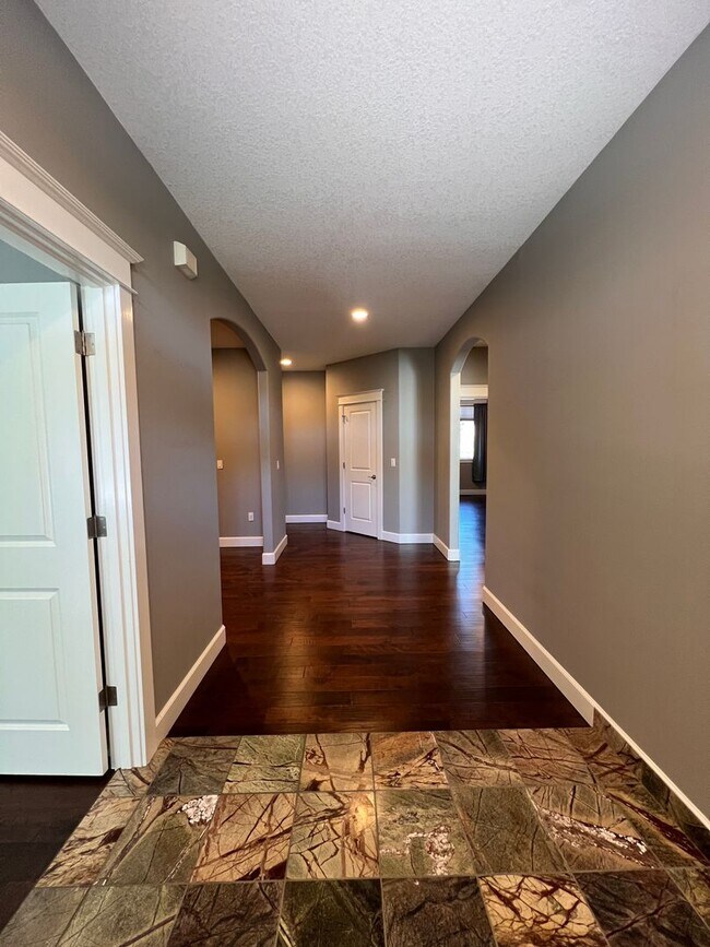 Building Photo - Custom Ranch Home in Sunnyside/Orchards