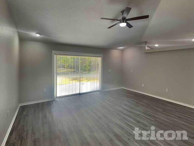 Foto del edificio - 1181 Creekview Ct