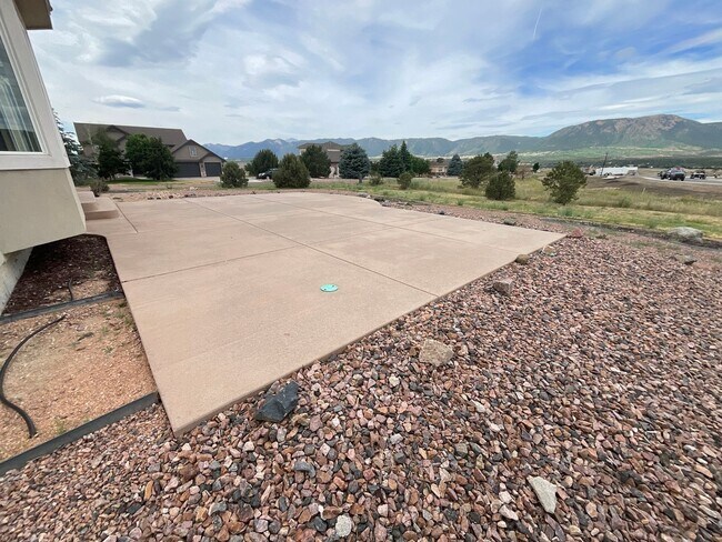 Building Photo - 4 Bedroom Home Available Near Jackson Cree...