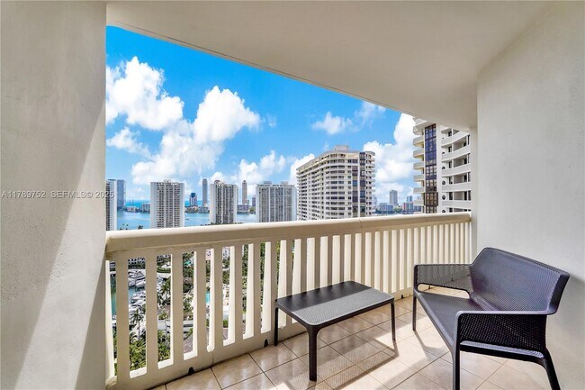 Foto del edificio - 1000 E Island Blvd