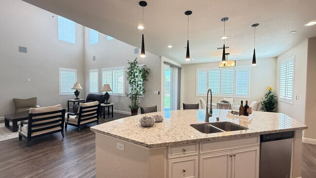 Foto del edificio - Beautiful Home for rent in Shannon Ranch in Visalia!