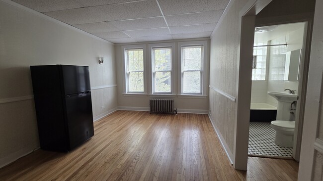 Building Photo - 1442 W Howard St