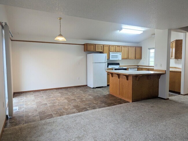 Foto del edificio - Large 3 Bedroom Home with Fenced Yard Available Now!