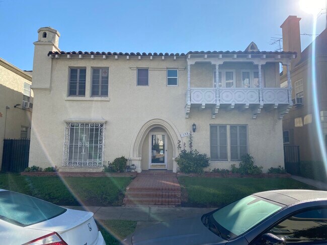 Face of the building - 132 S Reeves Dr
