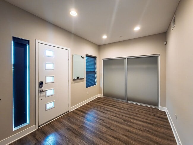 Foto del edificio - Modern Luxury Condo with Panoramic Views | 3-Story Condo + Private Rooftop Deck
