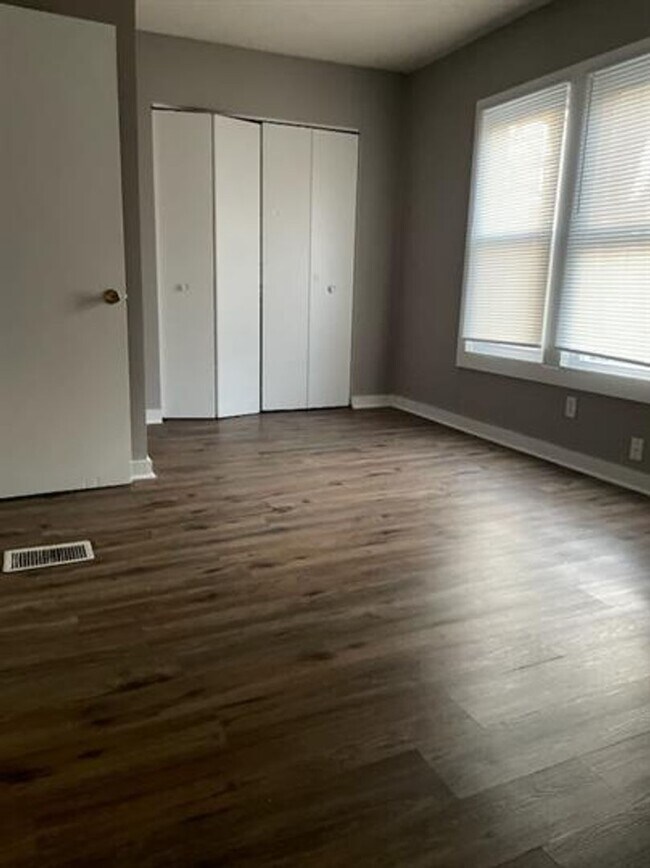 Foto del edificio - 605 N Prairie St