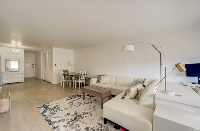 Foto del edificio - 102-30 66th Rd