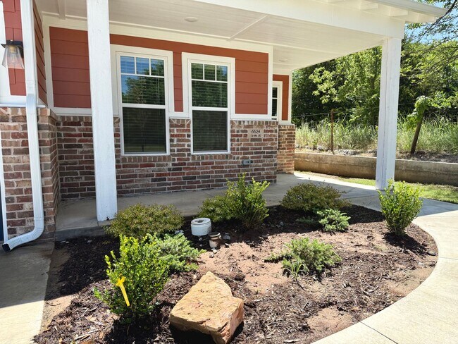 Building Photo - Large 2 Bed, 2 Bath in Beautiful Well Main...