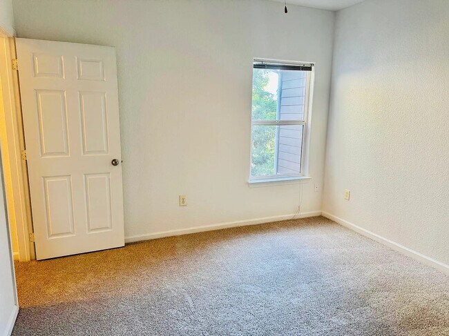 Foto del edificio - 8434 Walerga Rd