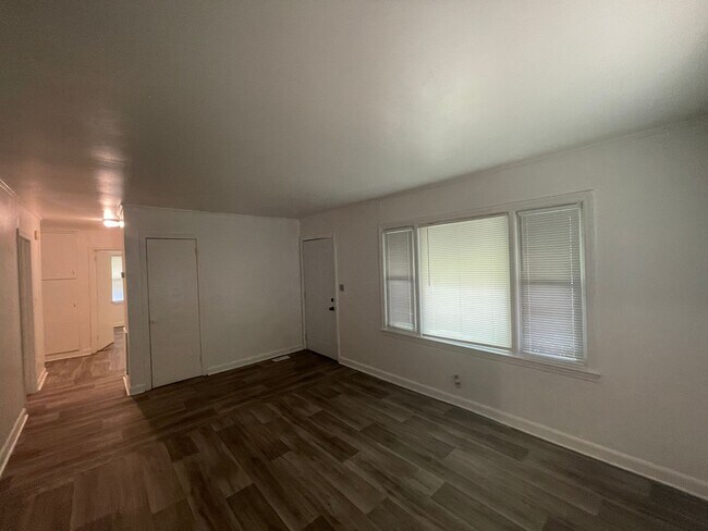 Foto del edificio - 3 bedroom 1 bathroom house available
