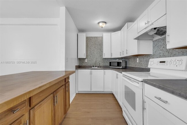 Building Photo - 2809 SW 23rd Ter