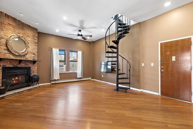 Foto del edificio - Spacious 2 Bedroom with Roof Deck!