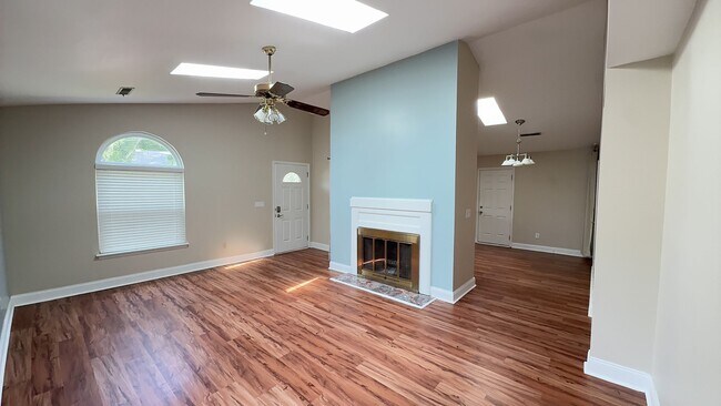 Foto del edificio - Beautifully Updated Home with Huge Screened Porch & Fenced Yard!