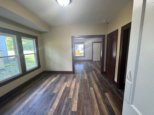 Foto del edificio - Updated 2 Bedroom Home in Moline | Fenced Yard | Central Air | Dishwasher