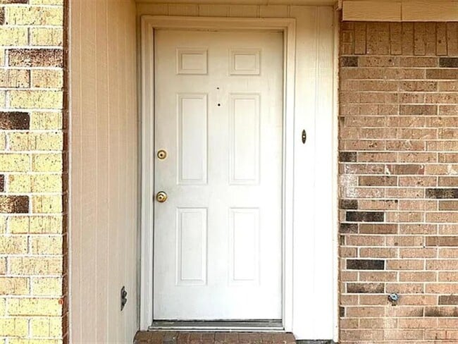 Building Photo - CLEAN 2 BEDROOM 1 BATH HOME