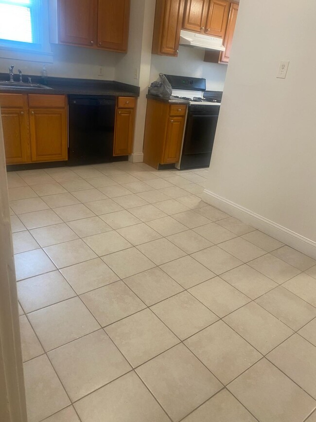 kitchen - room for table & chairs - 228 Potomac Ave