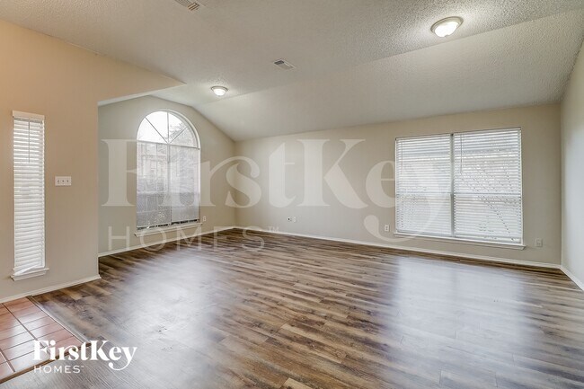 Foto del edificio - 912 Winterbury Ct