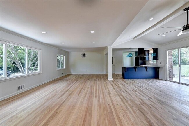 Building Photo - 6085 Glenridge Dr