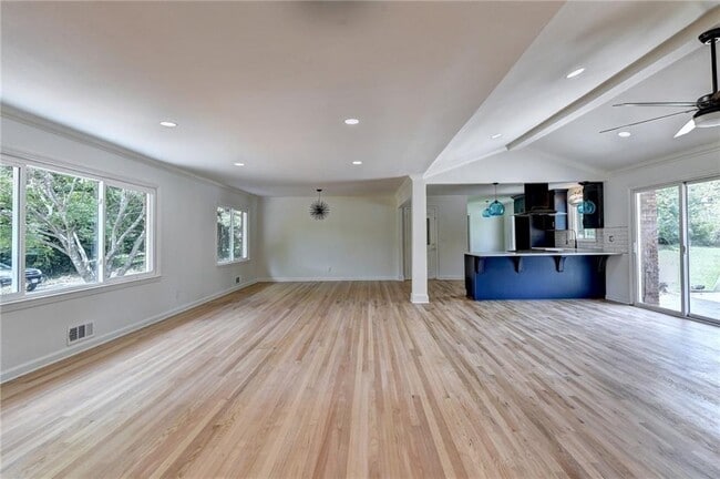 Foto del edificio - 6085 Glenridge Dr