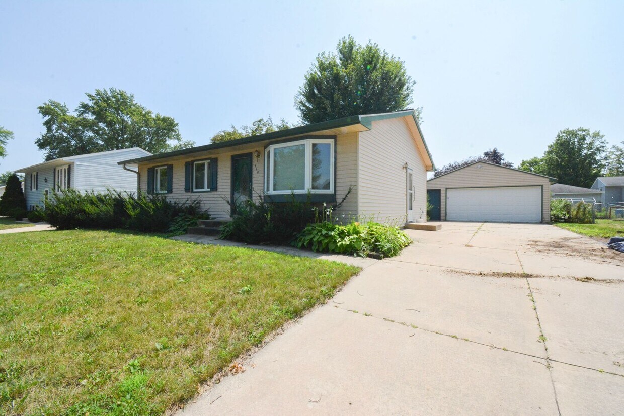 Primary Photo - 4 Bed, 2 Bath Home for Rent – Great Locati...