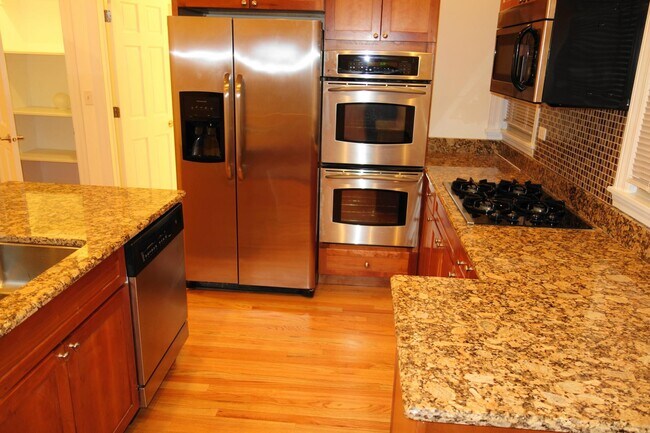 Kitchen - 5142 N Clark St