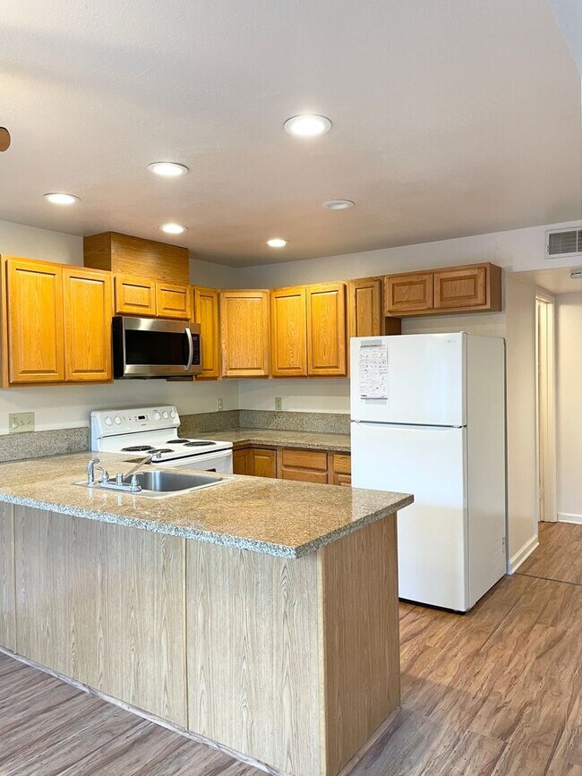 Building Photo - Bright and Clean Two Level Unit in Lovely ...