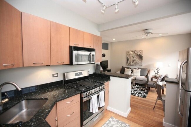 Building Photo - 2 bedroom in Chicago IL 60657