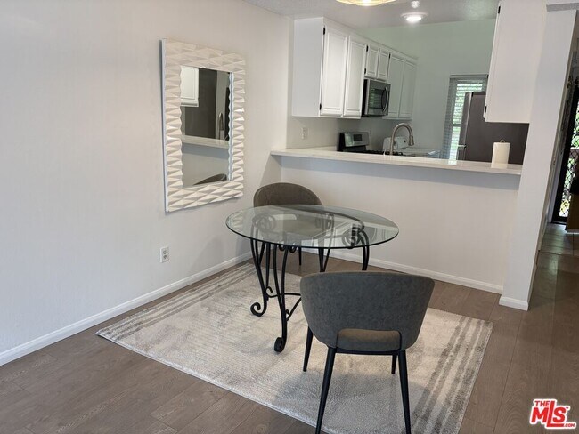 Foto del edificio - 7120 Carlson Cir