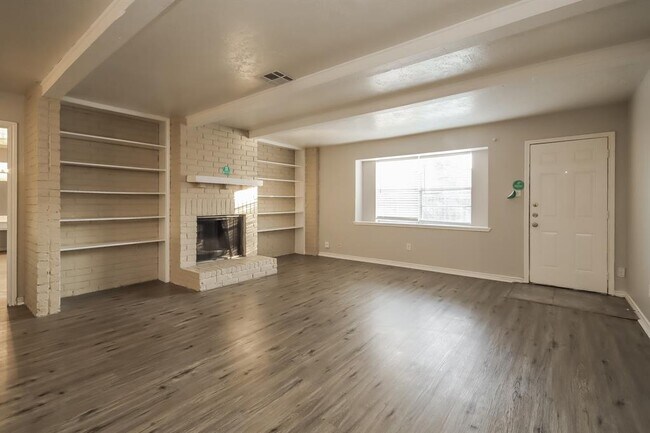Building Photo - 15819 Pinwood Dr