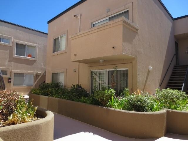 Building Photo - 2 bedroom in Sherman Oaks CA 91403