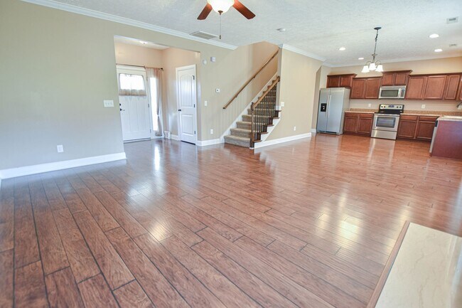 Building Photo - Pet Friendly Three Bedroom!