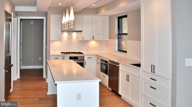 Foto del edificio - 8302 Woodmont Ave