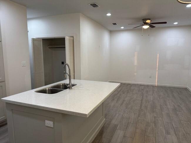 Foto del edificio - 2330 Summit Rd