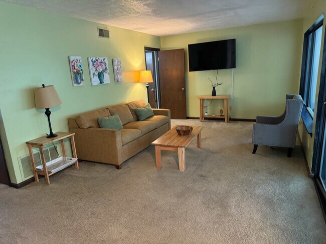 Building Photo - 2916 Moorcroft Dr